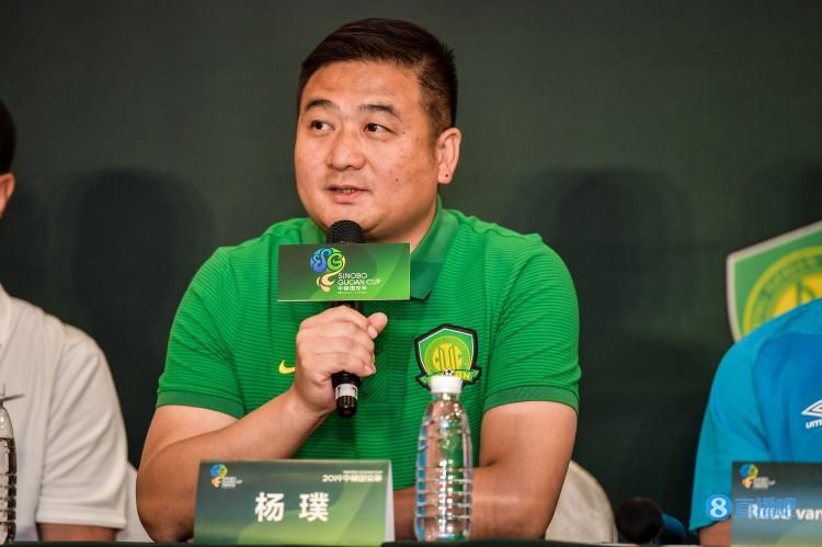 田中浩一见此，更是身处两只手、快跑两步迎上前来。